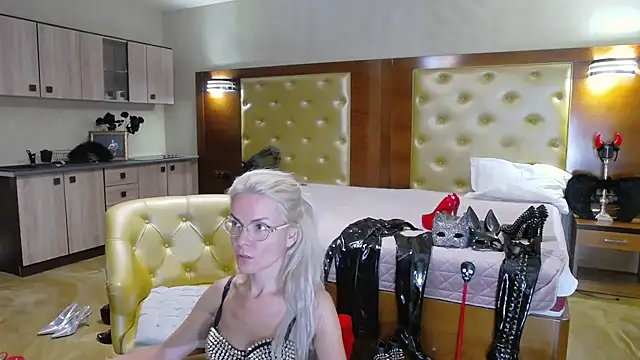 Snapshot of DomCaprisse chatting on September 17, 2025, 12:51 pm DomCaprisse online show from September 17, 2025, 12:51 pm