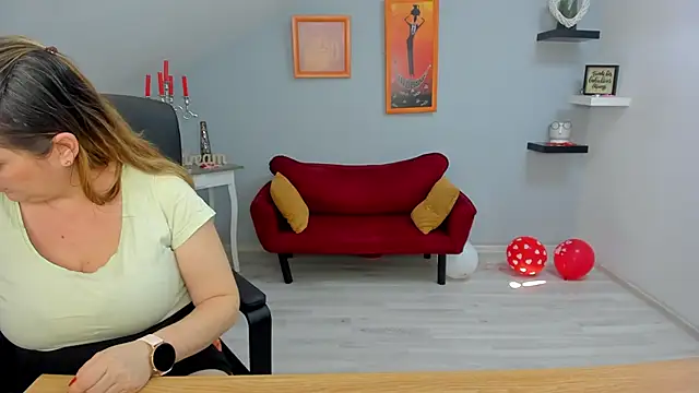 LollaGirl online show from February 26, 2025, 10:47 am