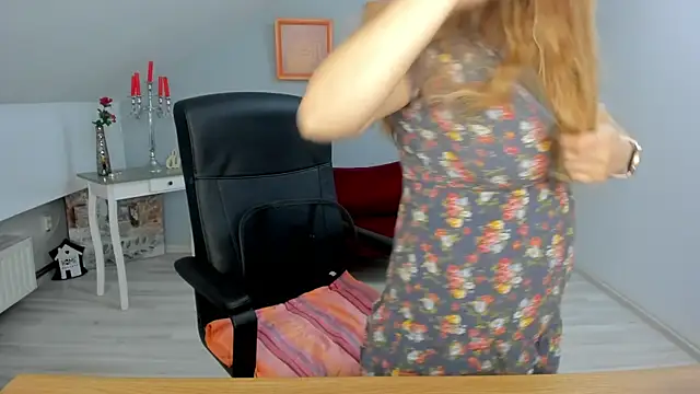 LollaGirl online show from March 19, 2025, 4:25 am