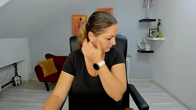 LollaGirl online show from October 10, 2025, 3:16 am