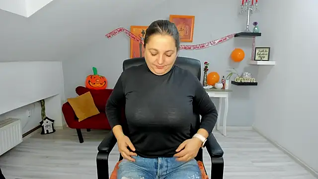 LollaGirl online show from October 30, 2025, 4:25 am