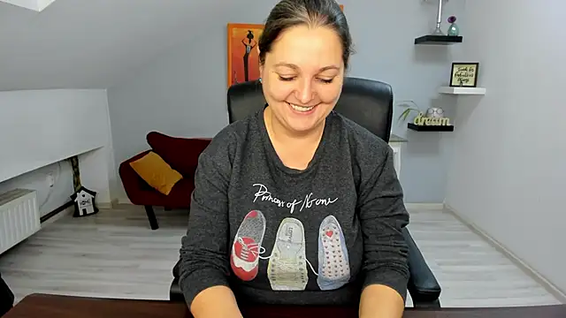 LollaGirl online show from November 27, 2025, 4:25 am