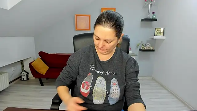 Snapshot of LollaGirl chatting on February 3, 2026, 4:10 am LollaGirl online show from February 3, 2026, 4:10 am