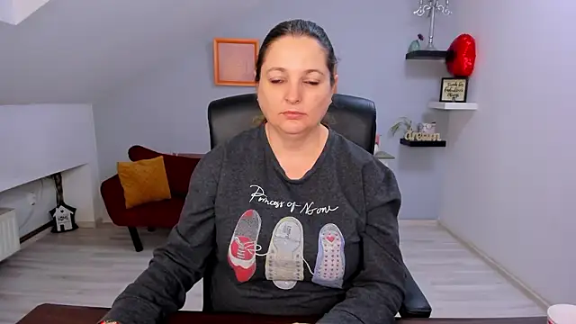 Snapshot of LollaGirl chatting on March 4, 2026, 4:07 am LollaGirl online show from March 4, 2026, 4:07 am