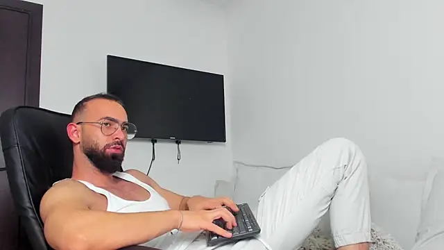 Snapshot of MichaelMasterss chatting on December 24, 2024, 1:27 am MichaelMasterss online show from December 24, 2024, 1:27 am