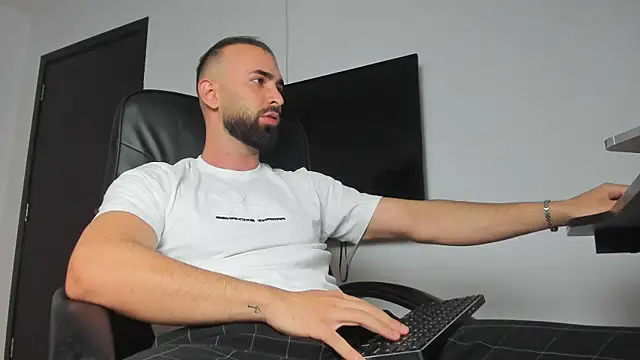 Snapshot of MichaelMasterss chatting on September 30, 2025, 8:14 pm MichaelMasterss online show from September 30, 2025, 8:14 pm