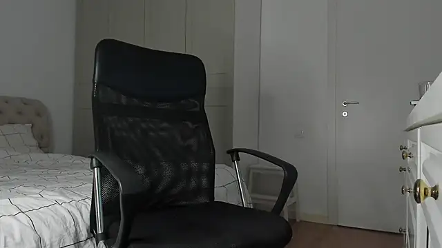 MichaelMasterss online show from July 7, 2026, 7:40 pm