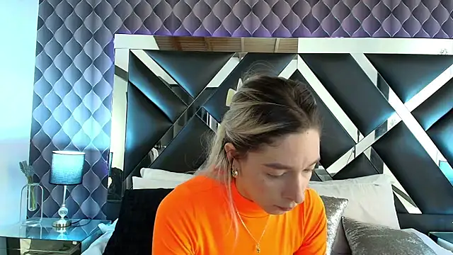 victoriaa lee  online show from February 19, 2025, 6:43 pm