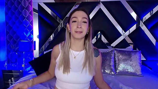 victoriaa lee  online show from September 17, 2025, 7:26 pm