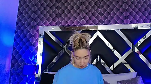 victoriaa lee  online show from March 30, 2026, 7:37 pm