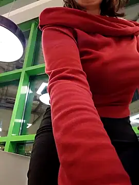 Snapshot of ROXOLANAA_SEXY chatting on April 14, 2026, 5:52 pm ROXOLANAA SEXY online show from April 14, 2026, 5:52 pm