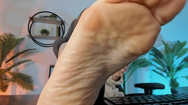 Snapshot of RebeccaMartinez chatting on December 19, 2024, 9:18 am RebeccaMartinez online show from December 19, 2024, 9:18 am