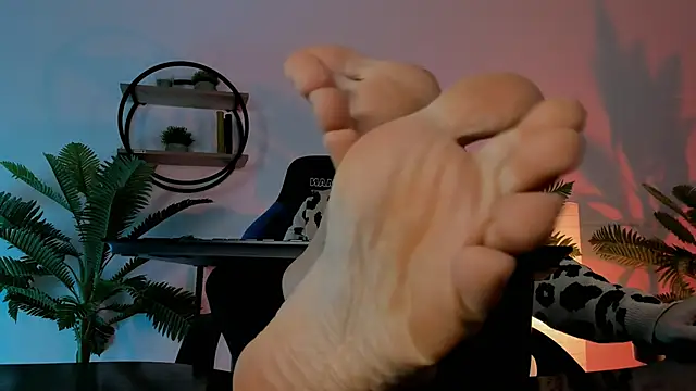 Snapshot of RebeccaMartinez chatting on December 22, 2024, 12:05 pm RebeccaMartinez online show from December 22, 2024, 12:05 pm