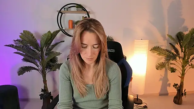 Snapshot of RebeccaMartinez chatting on February 13, 2025, 7:45 am RebeccaMartinez online show from February 13, 2025, 7:45 am