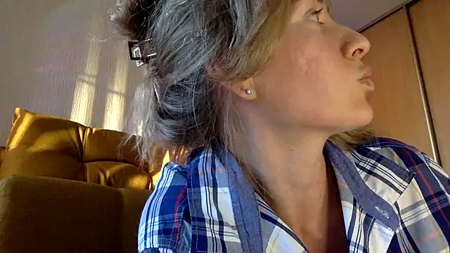 Snapshot of RebeccaMartinez chatting on March 10, 2025, 1:43 pm RebeccaMartinez online show from March 10, 2025, 1:43 pm