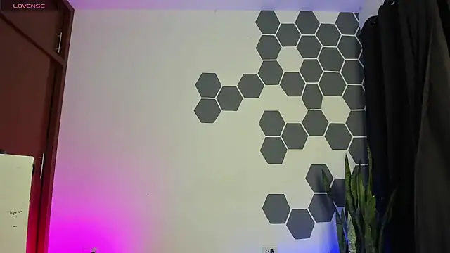 LauraBonnet7 online show from December 23, 2024, 8:44 am
