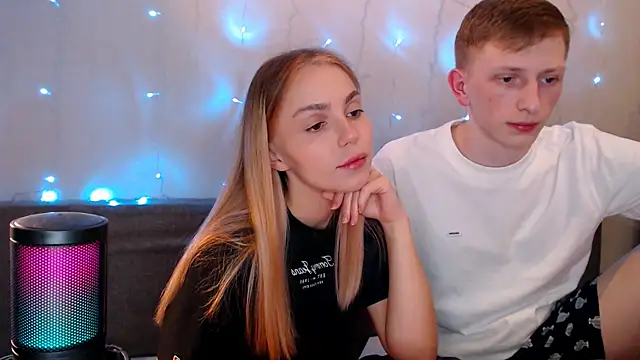 juliaanddima online show from September 14, 2025, 10:53 pm