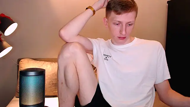 juliaanddima online show from November 3, 2025, 9:16 pm