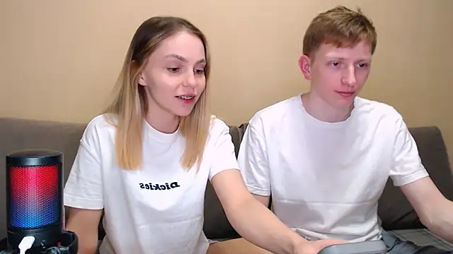 juliaanddima online show from April 3, 2026, 10:41 pm