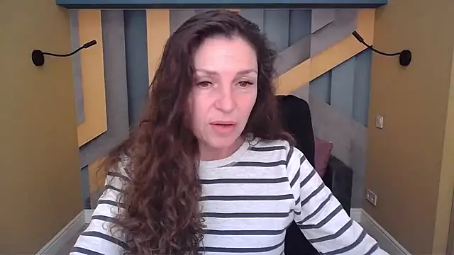 EllaLong online show from November 18, 2025, 1:04 pm