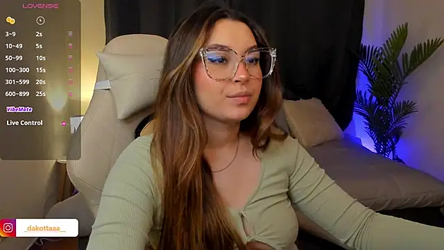 dakottaa  online show from November 18, 2025, 11:37 pm