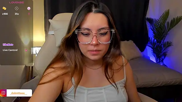 dakottaa  online show from December 2, 2025, 11:34 pm