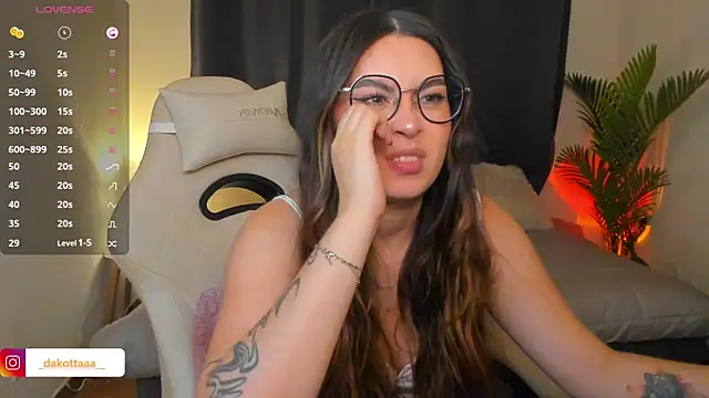 dakottaa  online show from April 7, 2026, 11:37 pm