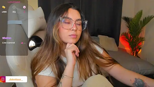 dakottaa  online show from April 16, 2026, 12:11 am