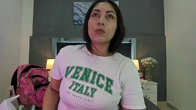 Lauralove 69 online show from November 25, 2025, 7:36 pm