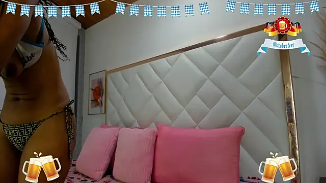 Snapshot of EmiliBonnie chatting on September 25, 2025, 12:03 am EmiliBonnie online show from September 25, 2025, 12:03 am