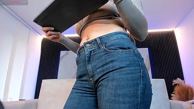 charlottewhitte online show from January 13, 2026, 12:32 pm