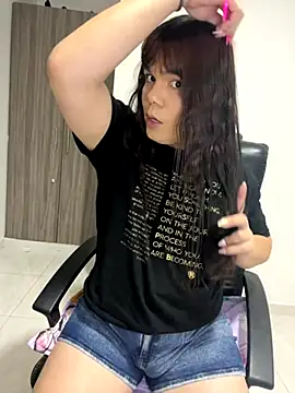 Snapshot of Violetacam_05 chatting on October 8, 2025, 7:39 am Violetacam 05 online show from October 8, 2025, 7:39 am