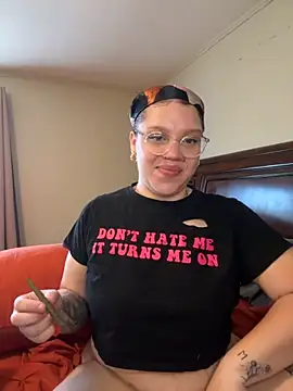 QueenNuttCollector online show from September 9, 2025, 9:03 pm