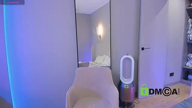 Snapshot of Wallflowerr chatting on October 1, 2025, 6:25 pm Wallflowerr online show from October 1, 2025, 6:25 pm