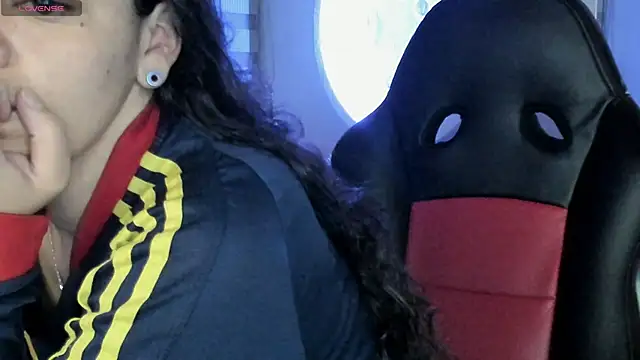 natasha logan  online show from March 27, 2026, 4:07 am