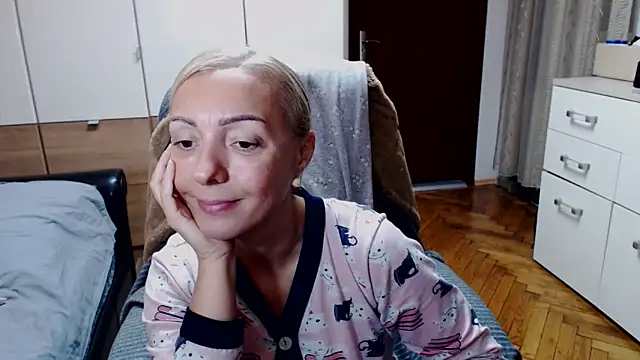 Snapshot of Leona-Exotic chatting on November 18, 2025, 11:47 am Leona-Exotic online show from November 18, 2025, 11:47 am