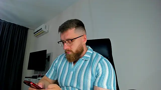 Snapshot of Findom_guy chatting on April 29, 2026, 5:17 pm Findom guy online show from April 29, 2026, 5:17 pm