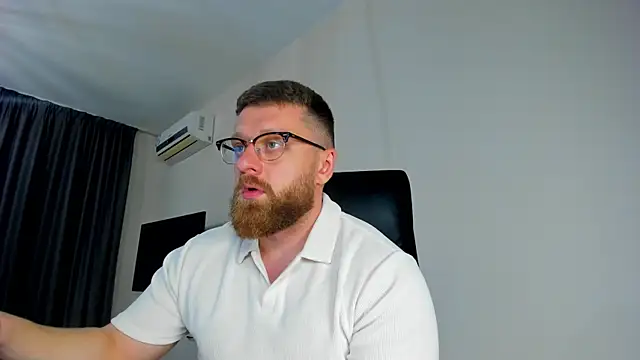 Snapshot of Findom_guy chatting on May 1, 2026, 5:39 pm Findom guy online show from May 1, 2026, 5:39 pm