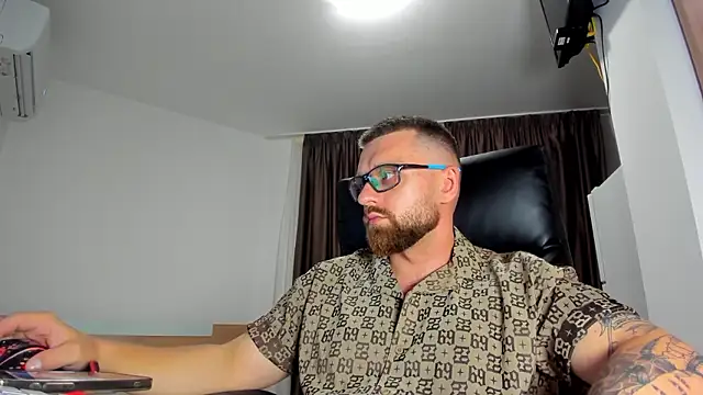 Snapshot of Findom_guy chatting on July 18, 2026, 5:39 pm Findom guy online show from July 18, 2026, 5:39 pm