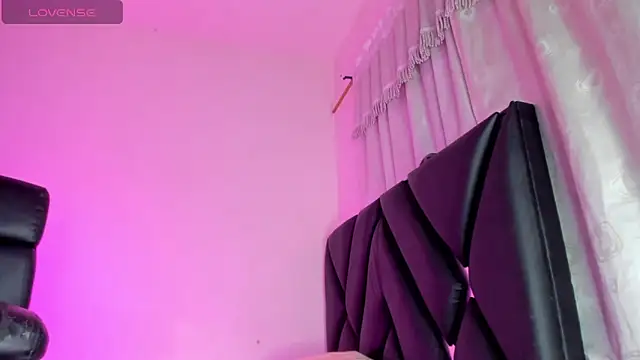 stephany doll  online show from October 21, 2025, 4:13 am