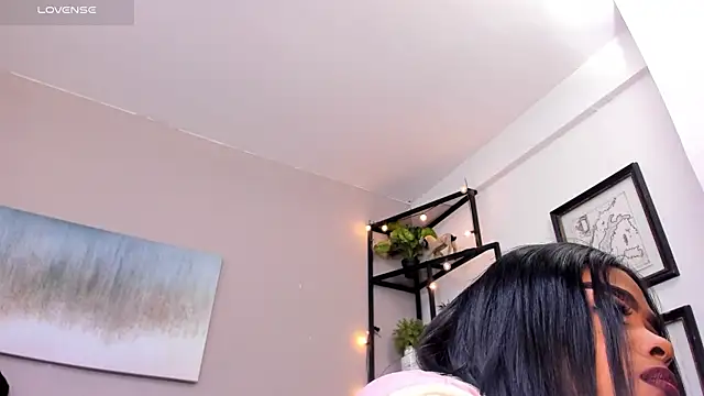 Briana Wells  online show from March 26, 2026, 12:33 pm