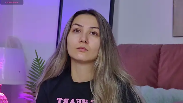 NicolLopeze online show from November 14, 2025, 6:23 am