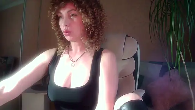 Snapshot of Roxolana_Drim chatting on April 26, 2026, 10:02 am Roxolana Drim online show from April 26, 2026, 10:02 am