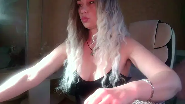 Snapshot of Roxolana_Drim chatting on April 27, 2026, 10:02 am Roxolana Drim online show from April 27, 2026, 10:02 am