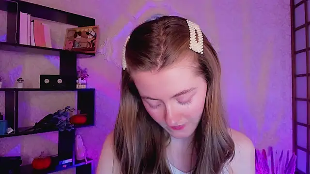 Snapshot of KateCuddle chatting on December 17, 2024, 7:40 am KateCuddle online show from December 17, 2024, 7:40 am