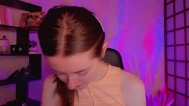 Snapshot of KateCuddle chatting on February 5, 2025, 3:45 am KateCuddle online show from February 5, 2025, 3:45 am