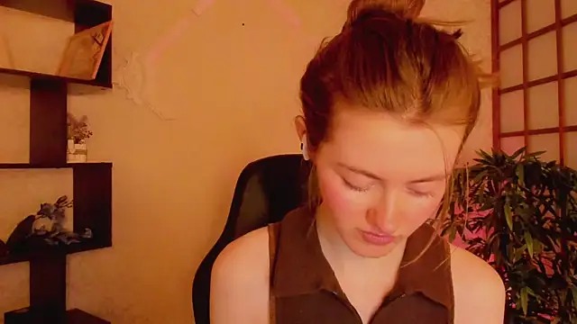 Snapshot of KateCuddle chatting on March 13, 2025, 2:27 am KateCuddle online show from March 13, 2025, 2:27 am