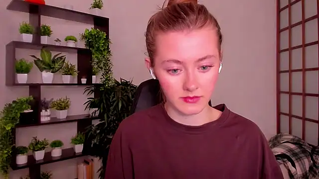 Snapshot of KateCuddle chatting on October 1, 2025, 2:50 am KateCuddle online show from October 1, 2025, 2:50 am