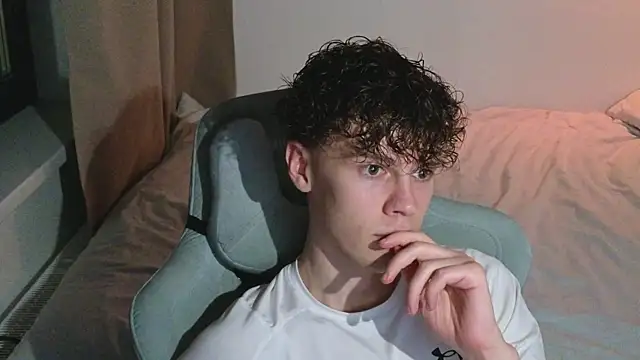 cute thomas online show from April 6, 2026, 8:32 pm