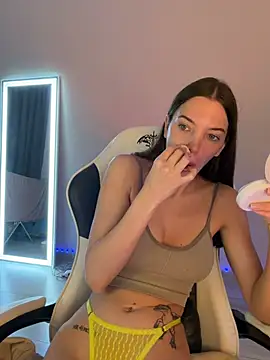 julia fly online show from April 14, 2026, 3:45 am